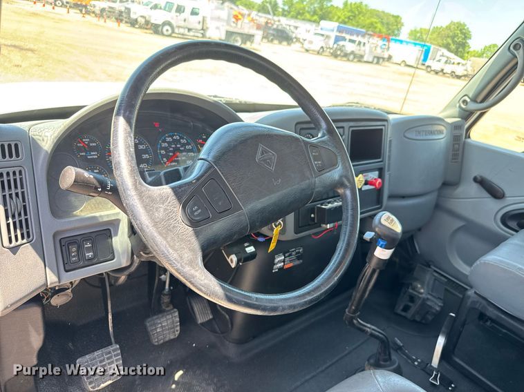 image for item EG0727 2007 International   7500 SBA crane truck