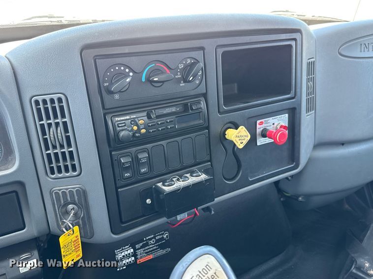 image for item EG0727 2007 International   7500 SBA crane truck