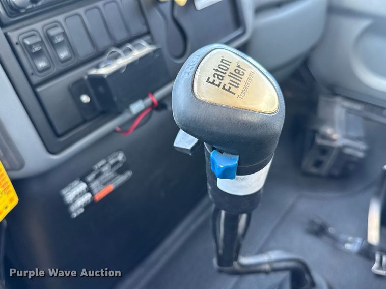 image for item EG0727 2007 International   7500 SBA crane truck