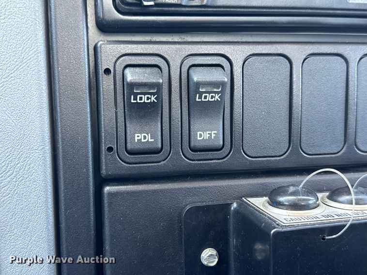 image for item EG0727 2007 International   7500 SBA crane truck