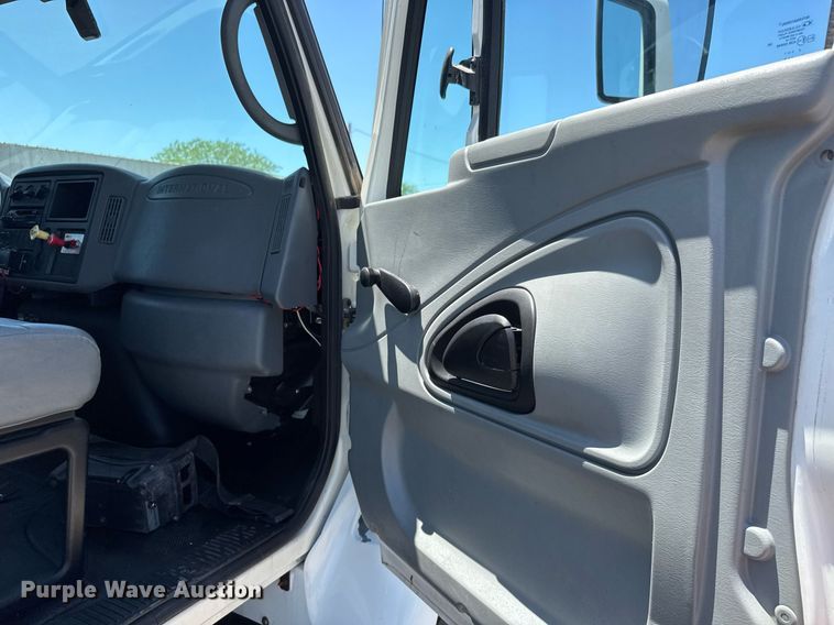 image for item EG0727 2007 International   7500 SBA crane truck