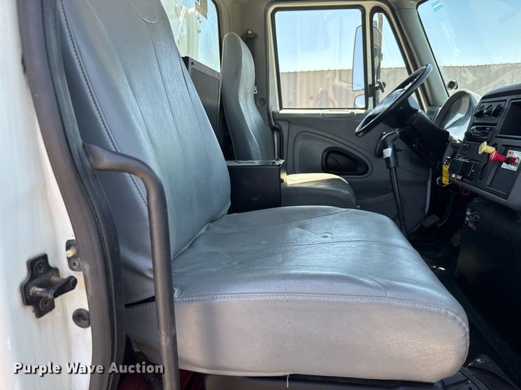 image for item EG0727 2007 International   7500 SBA crane truck