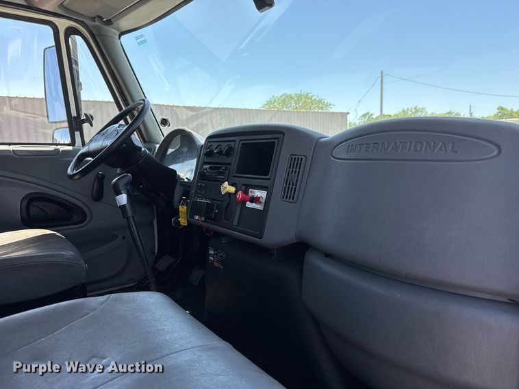 image for item EG0727 2007 International   7500 SBA crane truck