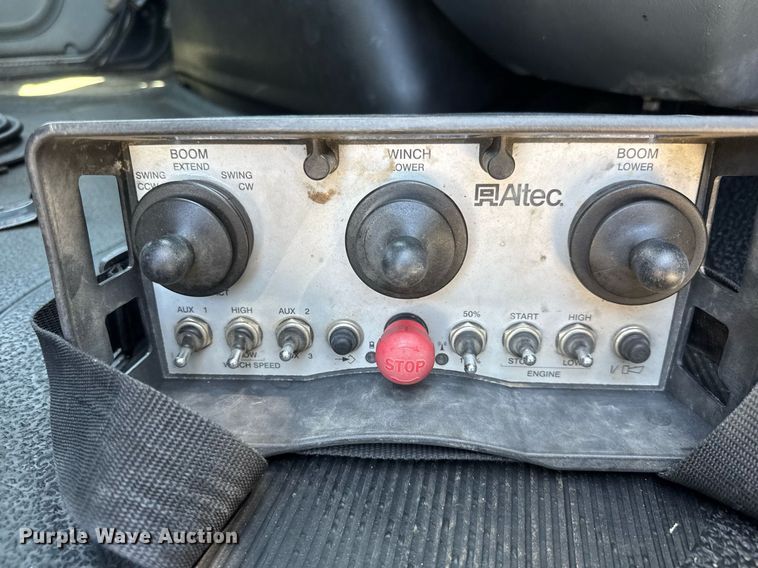 image for item EG0727 2007 International   7500 SBA crane truck