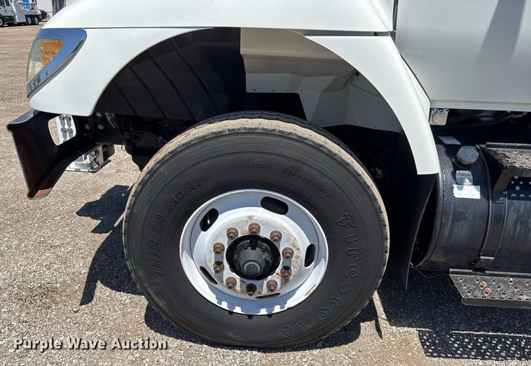 image for item EG0727 2007 International   7500 SBA crane truck