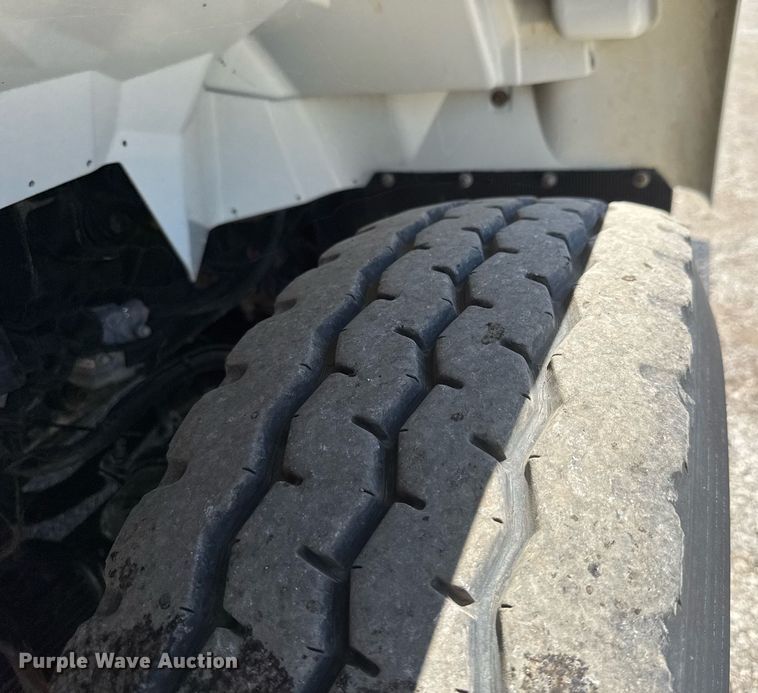 image for item EG0727 2007 International   7500 SBA crane truck