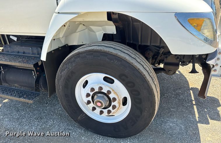 image for item EG0727 2007 International   7500 SBA crane truck