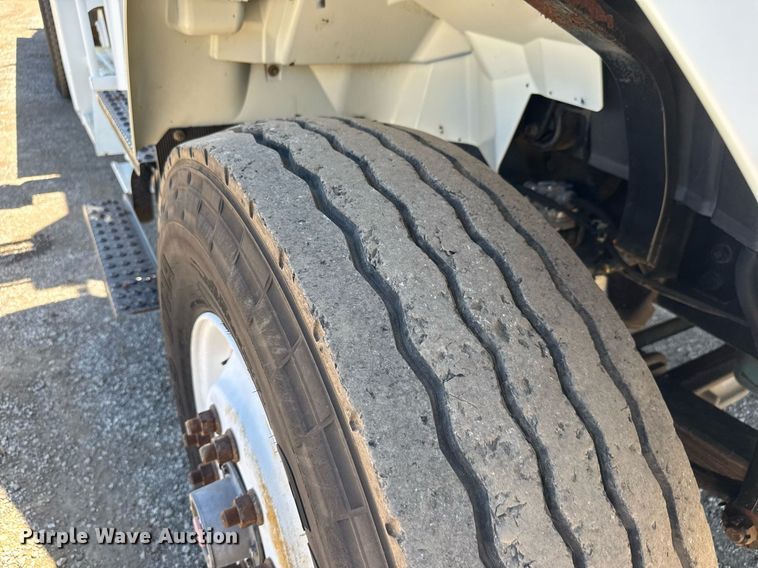 image for item EG0727 2007 International   7500 SBA crane truck