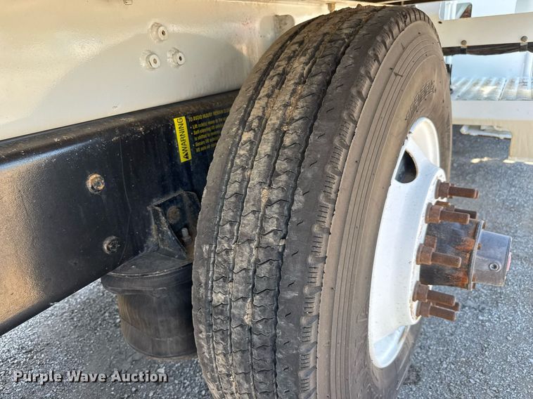 image for item EG0727 2007 International   7500 SBA crane truck