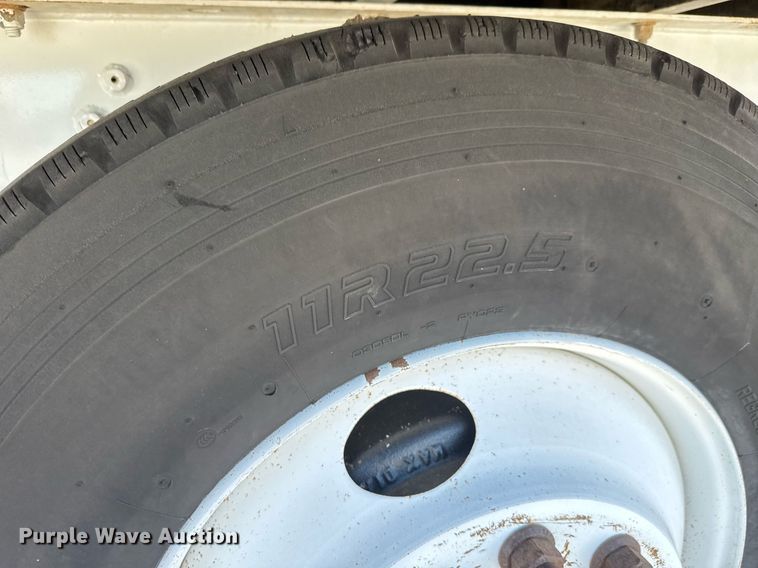 image for item EG0727 2007 International   7500 SBA crane truck