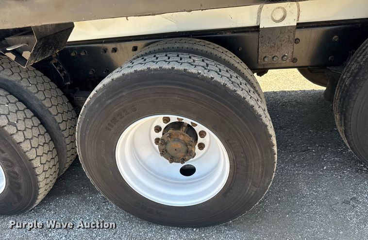 image for item EG0727 2007 International   7500 SBA crane truck