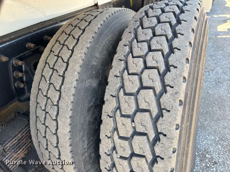 image for item EG0727 2007 International   7500 SBA crane truck