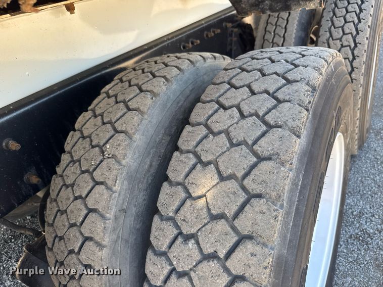 image for item EG0727 2007 International   7500 SBA crane truck