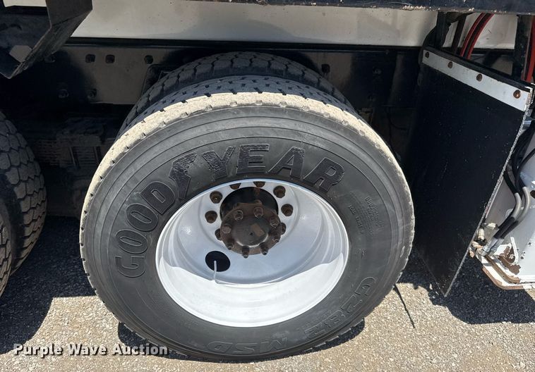 image for item EG0727 2007 International   7500 SBA crane truck