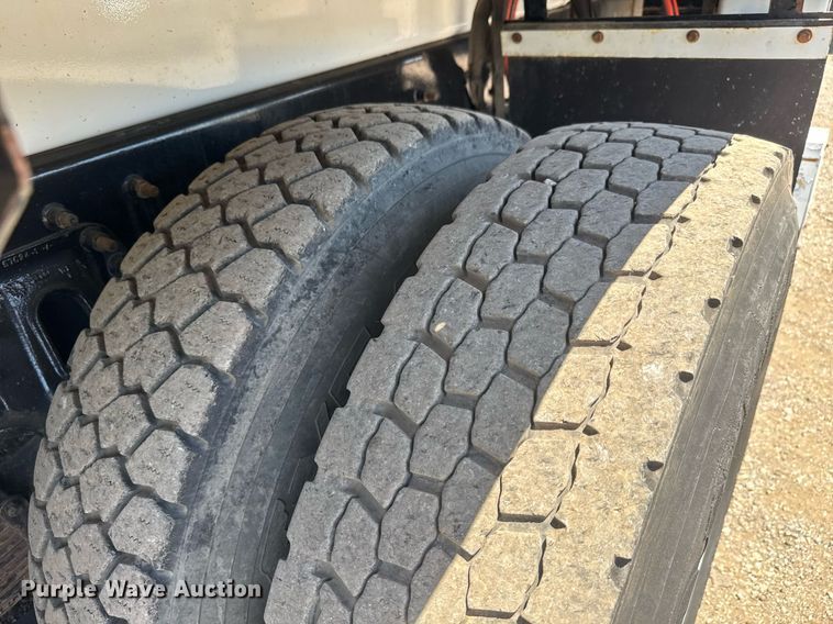 image for item EG0727 2007 International   7500 SBA crane truck