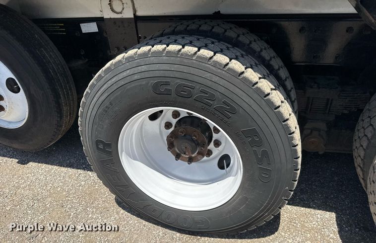 image for item EG0727 2007 International   7500 SBA crane truck