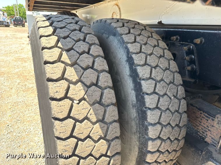 image for item EG0727 2007 International   7500 SBA crane truck