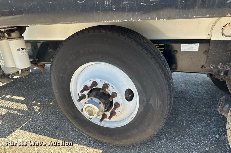 image for item EG0727 2007 International   7500 SBA crane truck