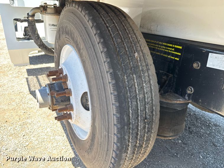 image for item EG0727 2007 International   7500 SBA crane truck