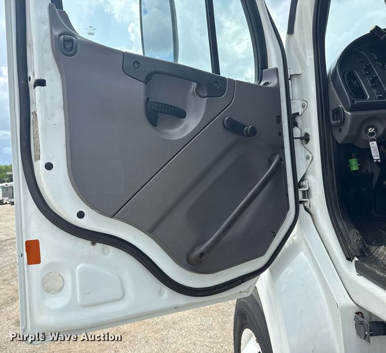 image for item EG5976 2012 Freightliner Business Class M2 Ext. Cab utility / service truck