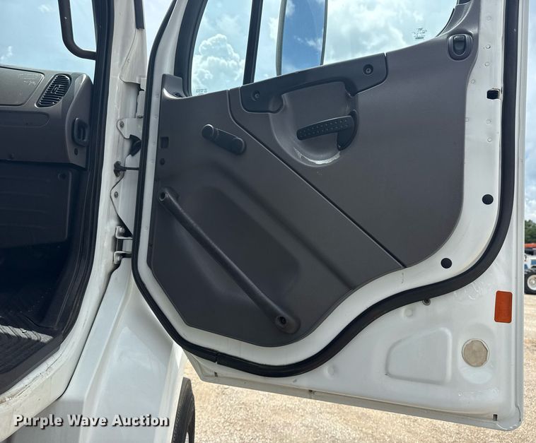 image for item EG5976 2012 Freightliner Business Class M2 Ext. Cab utility / service truck