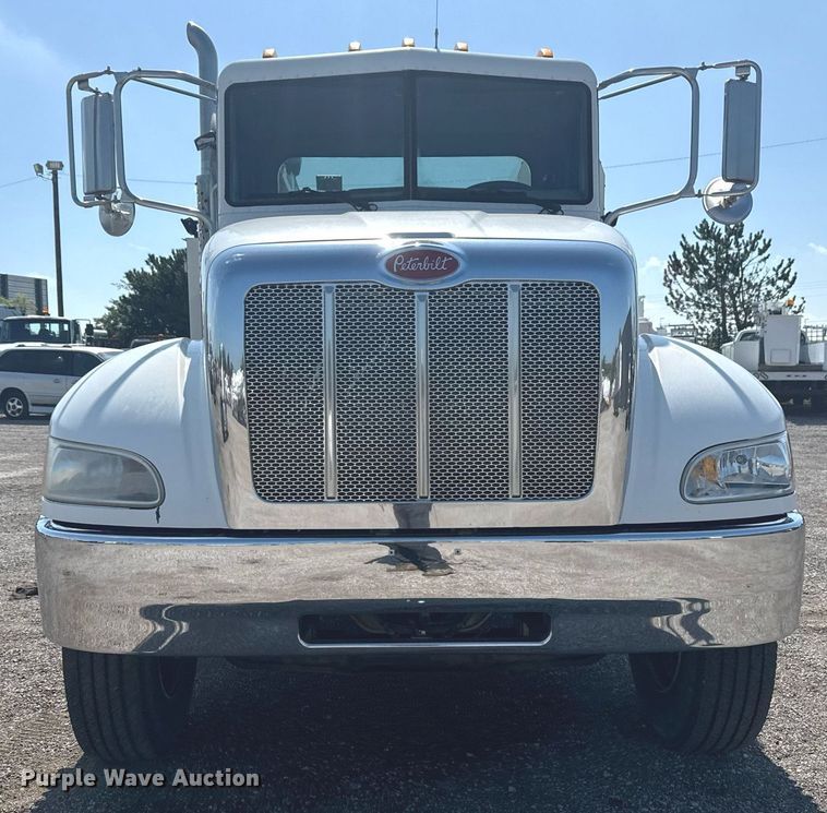 image for item EG5995 2007 Peterbilt 335 utility / service truck