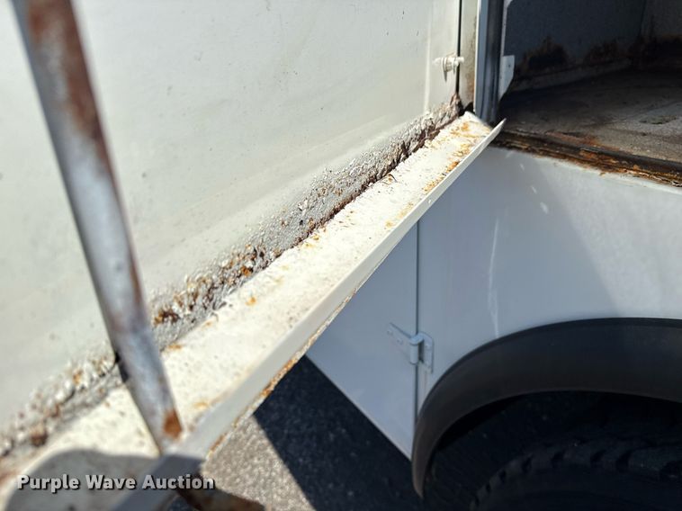 image for item EG5995 2007 Peterbilt 335 utility / service truck