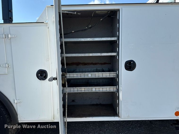 image for item EG5995 2007 Peterbilt 335 utility / service truck