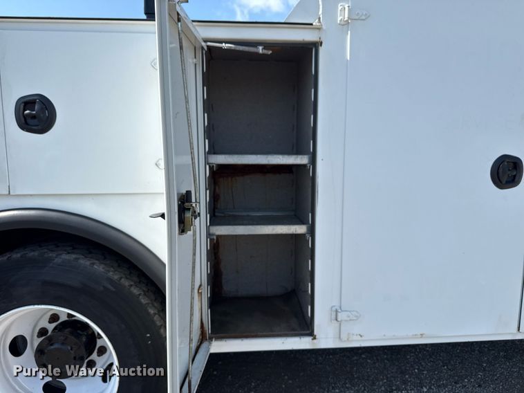 image for item EG5995 2007 Peterbilt 335 utility / service truck