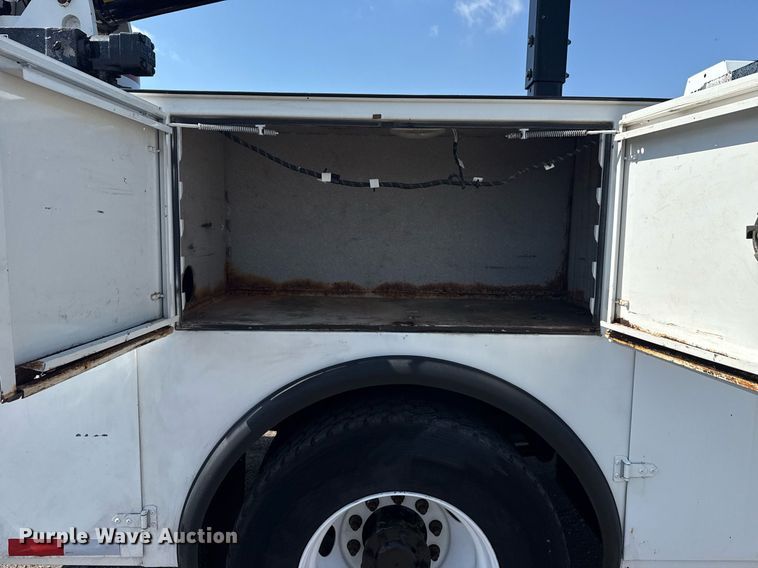 image for item EG5995 2007 Peterbilt 335 utility / service truck