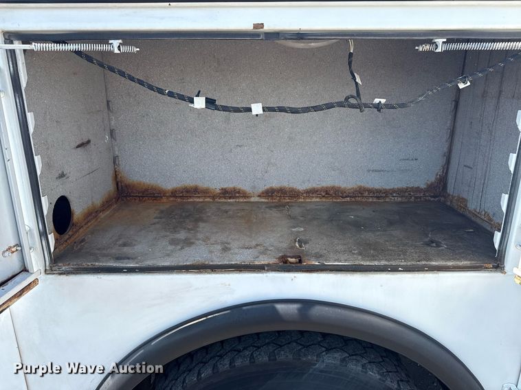 image for item EG5995 2007 Peterbilt 335 utility / service truck