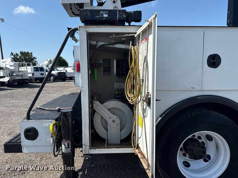 image for item EG5995 2007 Peterbilt 335 utility / service truck