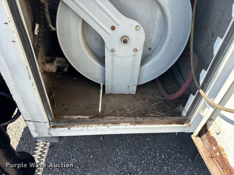 image for item EG5995 2007 Peterbilt 335 utility / service truck