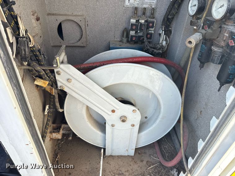 image for item EG5995 2007 Peterbilt 335 utility / service truck