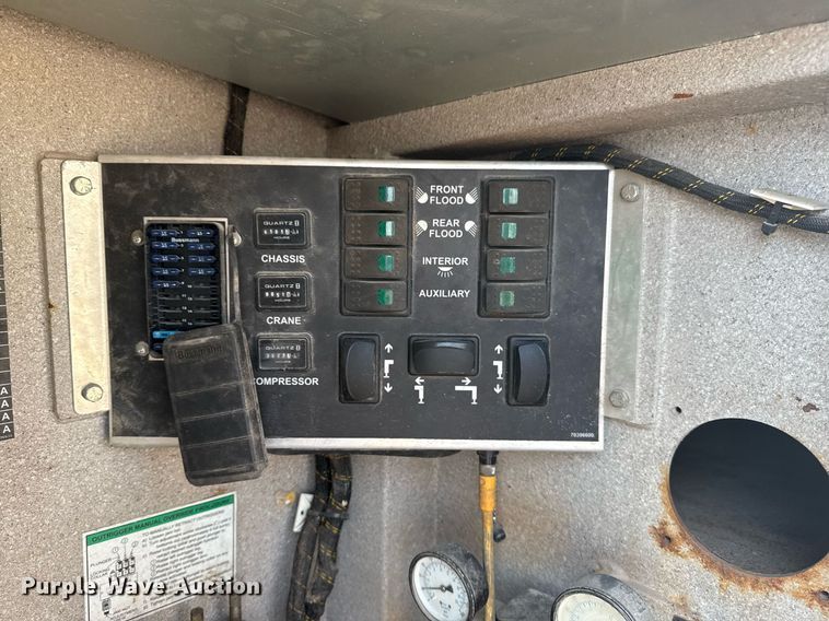 image for item EG5995 2007 Peterbilt 335 utility / service truck