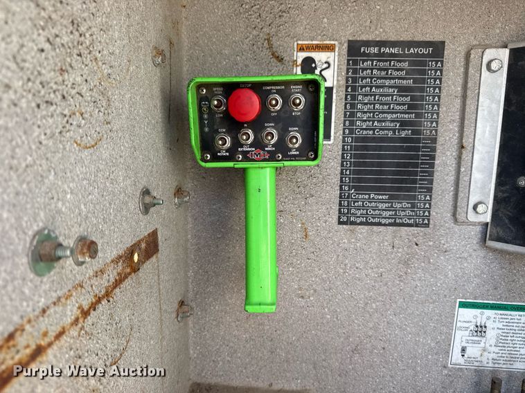 image for item EG5995 2007 Peterbilt 335 utility / service truck