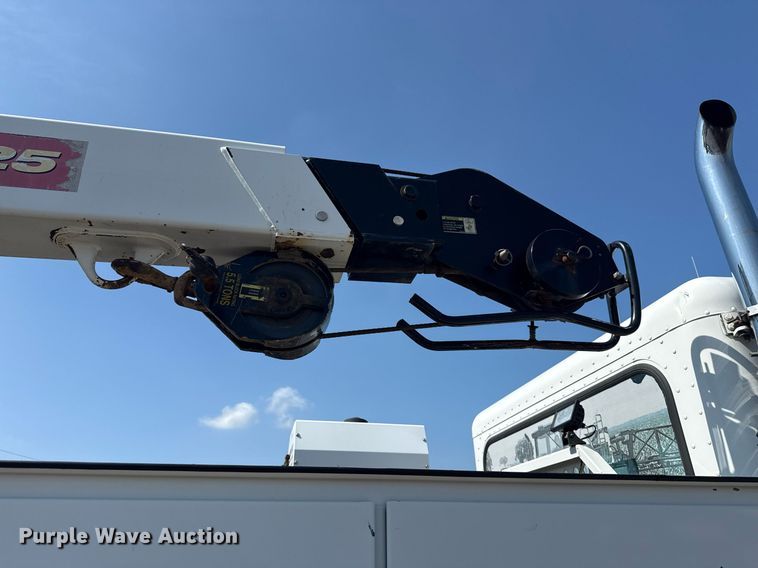 image for item EG5995 2007 Peterbilt 335 utility / service truck