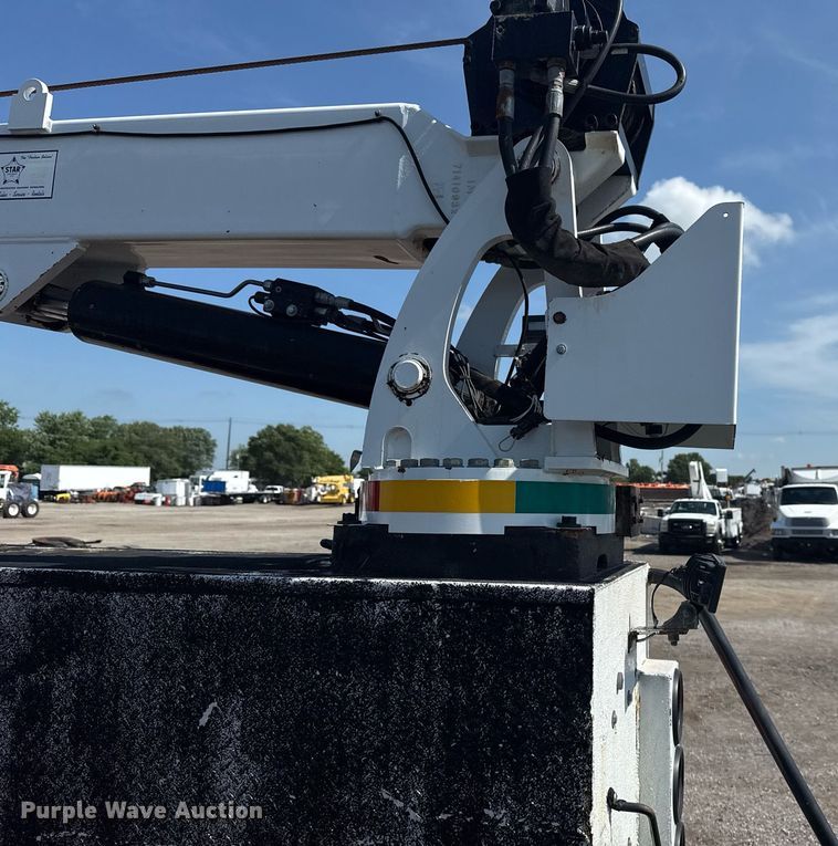 image for item EG5995 2007 Peterbilt 335 utility / service truck