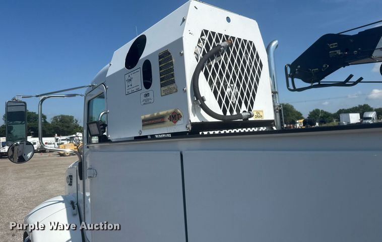 image for item EG5995 2007 Peterbilt 335 utility / service truck