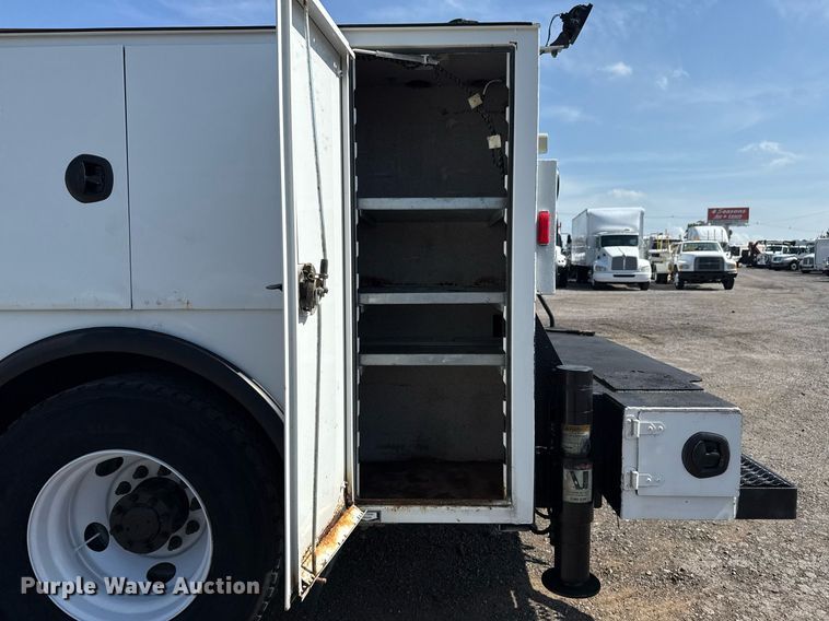 image for item EG5995 2007 Peterbilt 335 utility / service truck