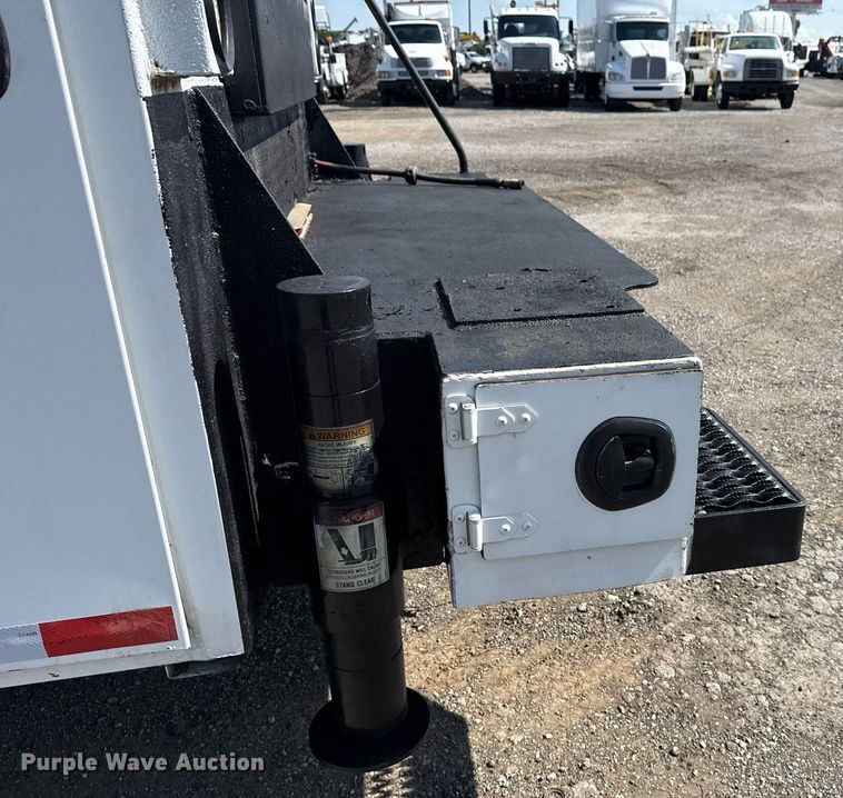 image for item EG5995 2007 Peterbilt 335 utility / service truck