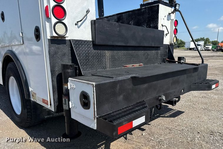 image for item EG5995 2007 Peterbilt 335 utility / service truck