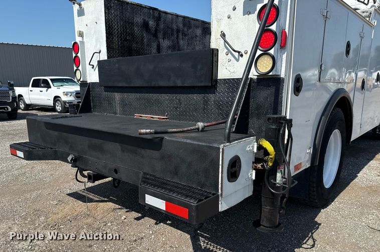 image for item EG5995 2007 Peterbilt 335 utility / service truck