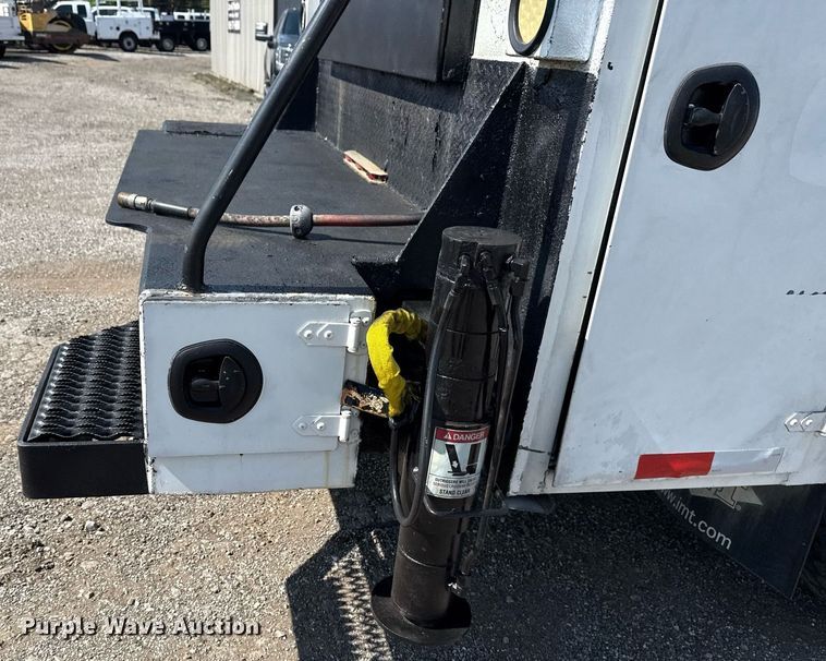 image for item EG5995 2007 Peterbilt 335 utility / service truck