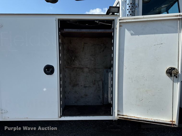 image for item EG5995 2007 Peterbilt 335 utility / service truck