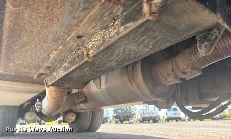 image for item EG5995 2007 Peterbilt 335 utility / service truck