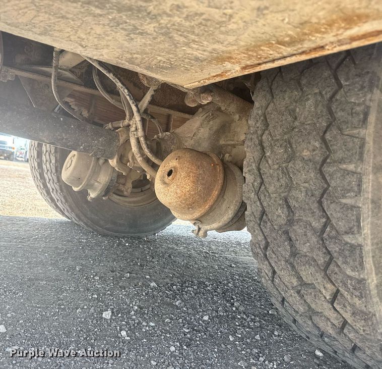 image for item EG5995 2007 Peterbilt 335 utility / service truck