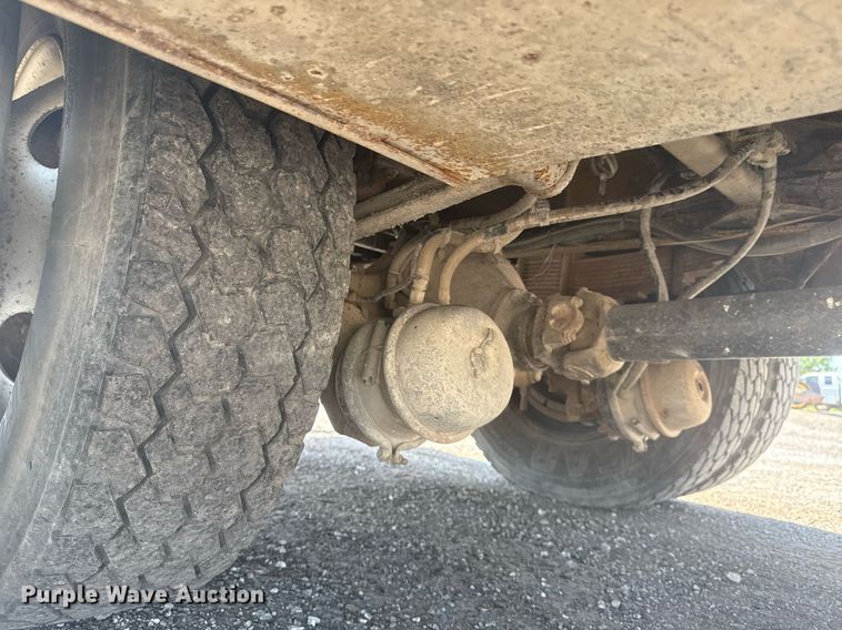 image for item EG5995 2007 Peterbilt 335 utility / service truck