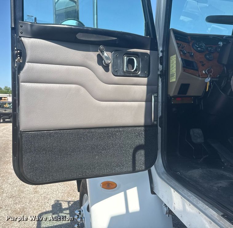 image for item EG5995 2007 Peterbilt 335 utility / service truck