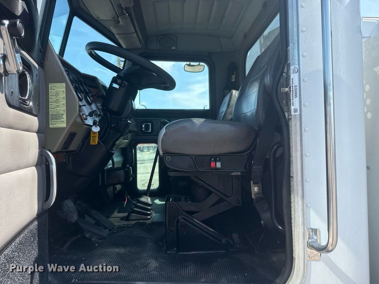 image for item EG5995 2007 Peterbilt 335 utility / service truck